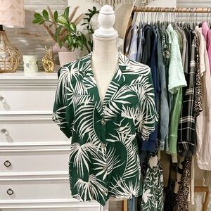 All in Favor | Green and White Palm Print Button Up Top size Large